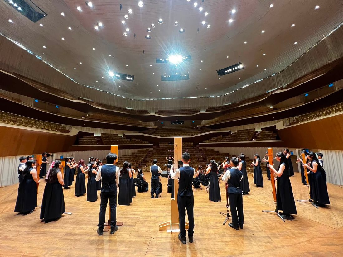 秀水國中直笛團在音樂廳舞台上排練 The Hsiushui recorder ensemble rehearsing on a concert-hall stage