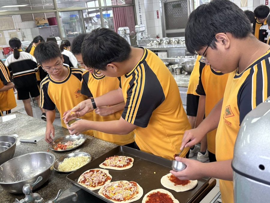 秀水國中學生在烘焙教室裡揉麵糰、準備披薩配料 Hsiushui students mixing dough and preparing pizza toppings in a baking classroom