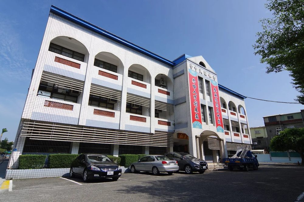 秀水國中有一排排拱形窗的白色教學大樓 The white Hsiushui classroom building with rows of arched windows