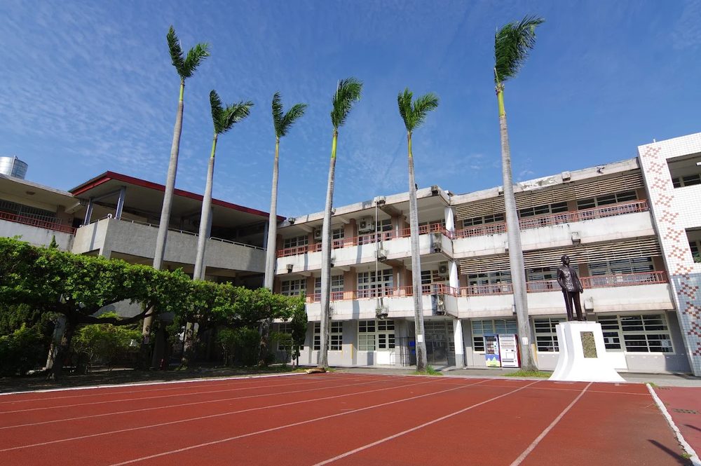 秀水國中紅色跑道旁一排高大的大王椰子 A row of tall royal palms beside the red running track at Hsiushui