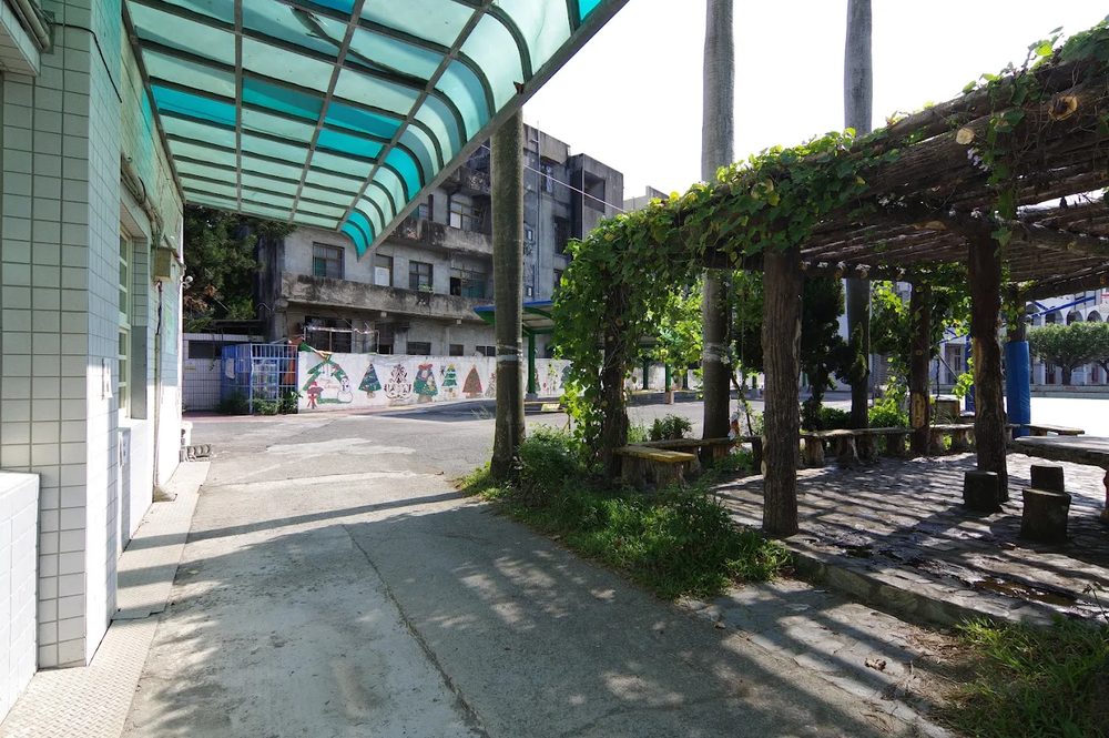 秀水國中校園裡爬滿綠藤的木頭花架 A wooden pergola covered in green vines on the Hsiushui campus