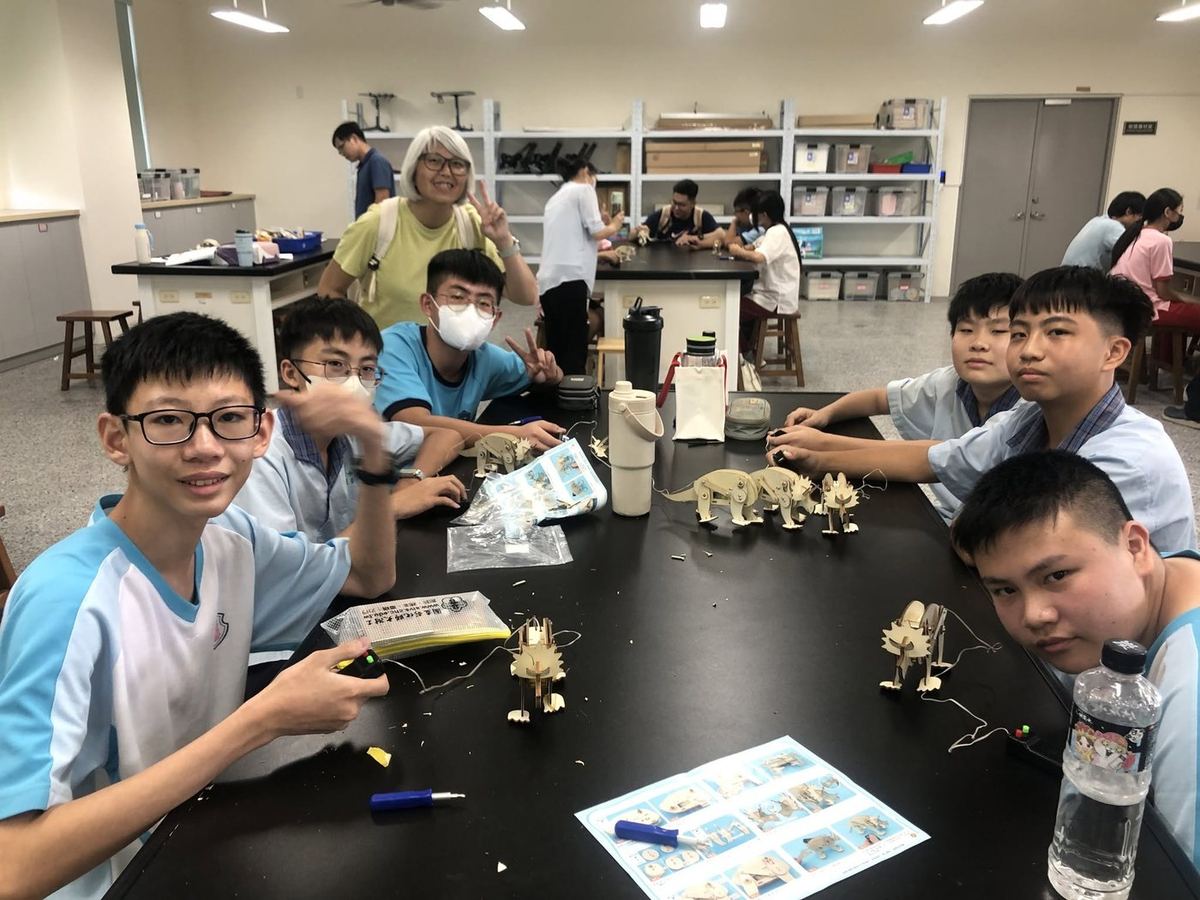 Huatan students showing off hand-built wooden dinosaur models 花壇國中學生展示手作木製恐龍模型