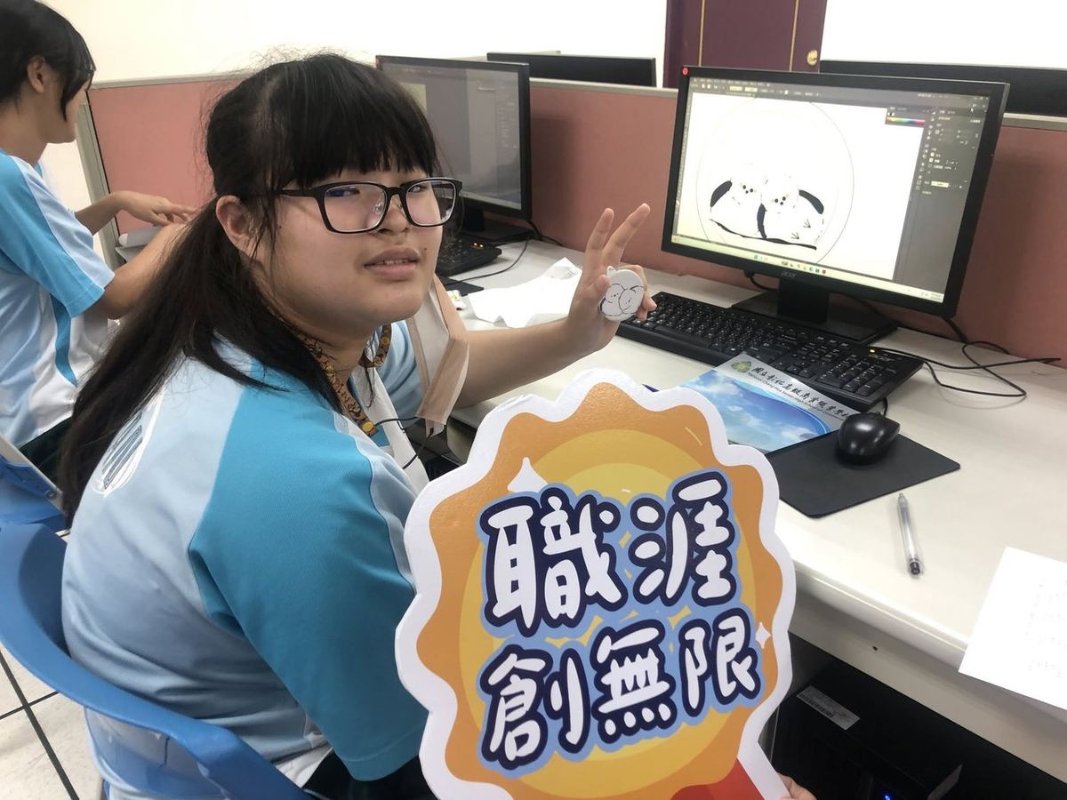 Students practicing retail customer service 花壇國中學生體驗門市服務課程
