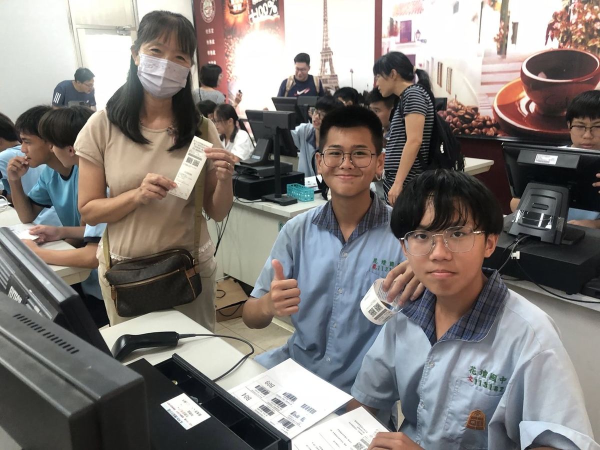 Students trying mug-stamping and creative badge design 花壇國中學生體驗馬克杯燙印與創意徽章設計