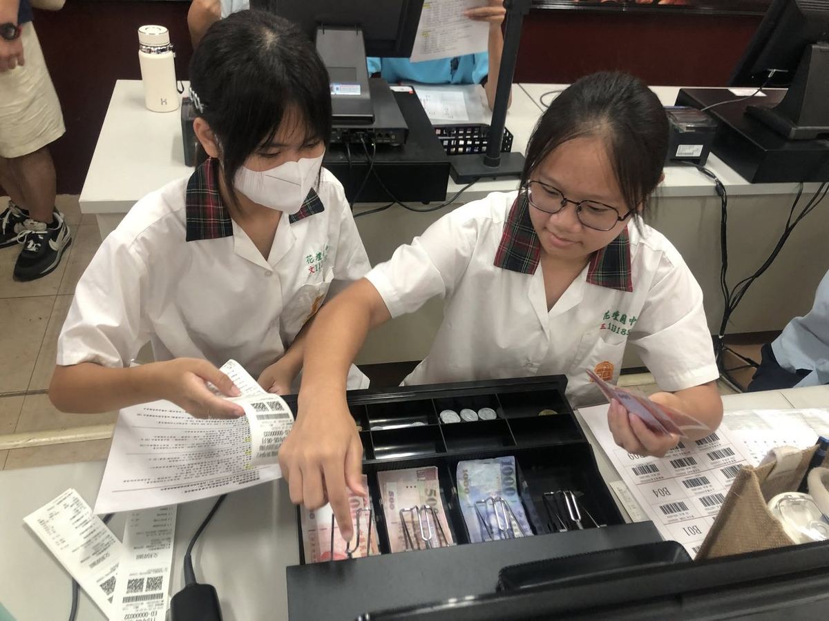 Students taking part in an interactive English learning activity 花壇國中學生參與英語互動學習活動