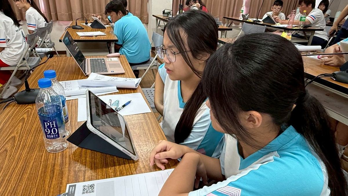 Huatan students working together with a tablet in class 花壇國中學生於課堂中使用平板共同學習