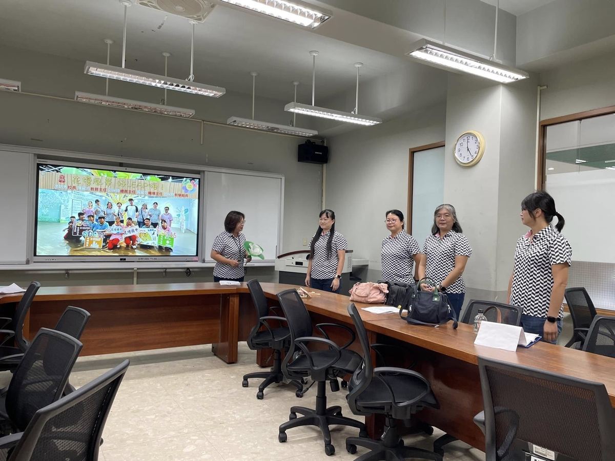 A Huatan administrator presenting the school's LEAP curriculum to a review panel 花壇國中行政人員向委員簡報花壇風華好LEAP海課程