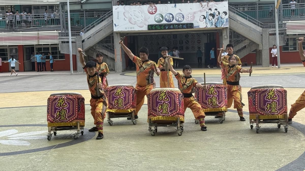 Huatan's drum team performing outdoors with drums bearing the character 花壇 花壇國中戰鼓社在戶外展演,鼓面寫著花壇