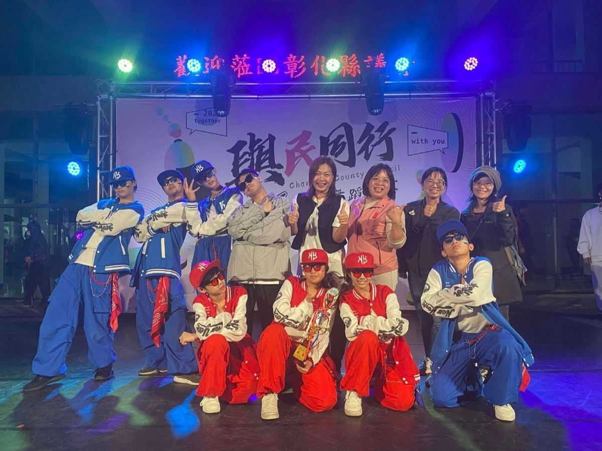 Huatan's street dance team posing on stage at a Changhua County Council event 花壇國中街舞社於彰化縣議會活動舞台合影