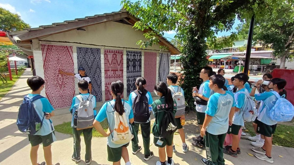 Students learning about Indigenous totem patterns on a mural 花壇國中學生認識原住民族圖騰壁畫