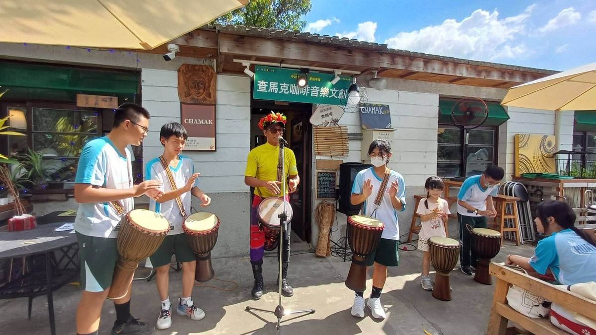 A Huatan teacher and students playing hand drums with a musician at Camak Music & Creative Space 花壇國中學生於查馬克音樂文創空間與音樂人一同打鼓