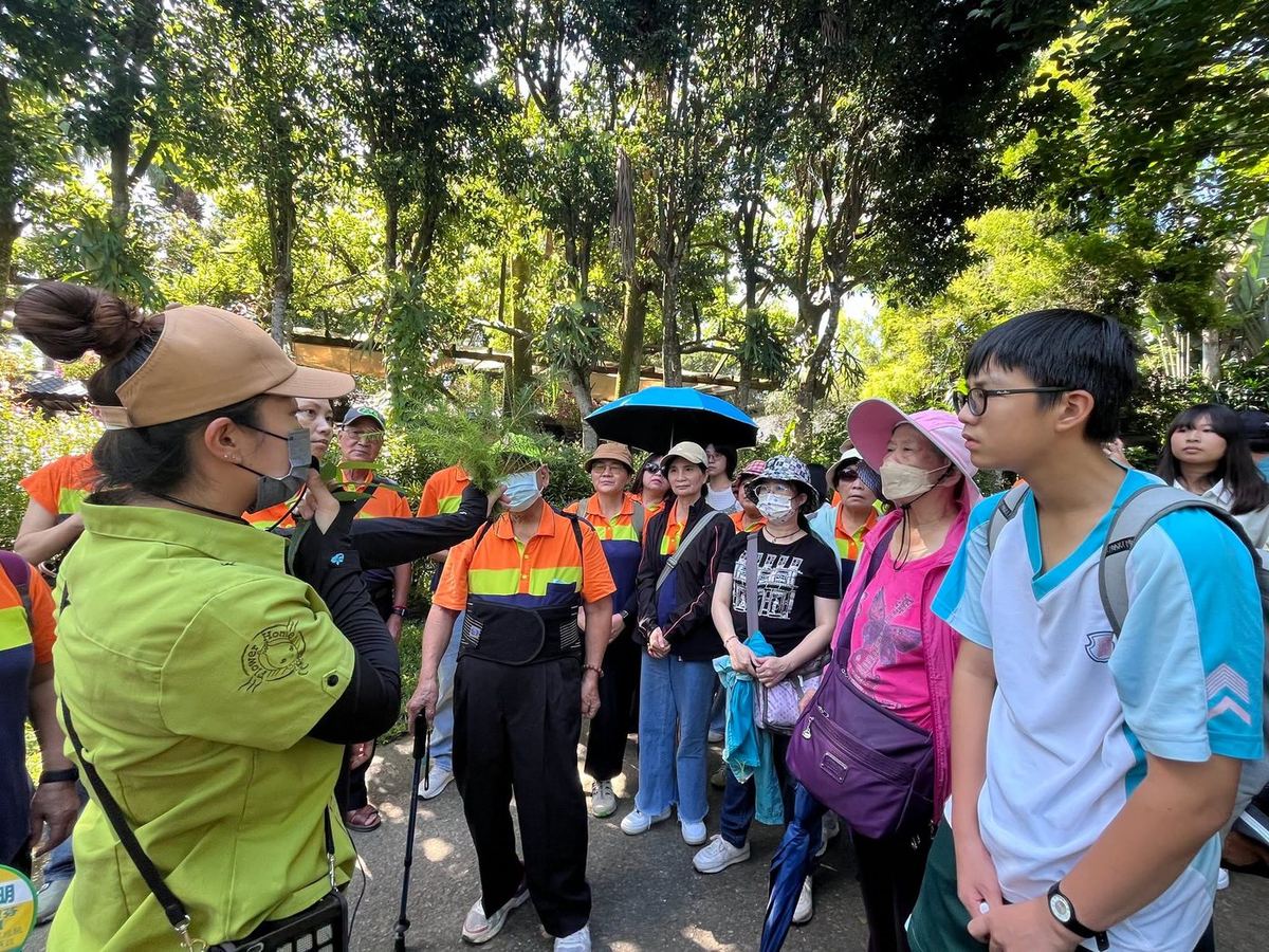 Volunteers listening to a guide explain essential-oil plants at Hualu Farm 志工於花露農場聆聽精油植物解說