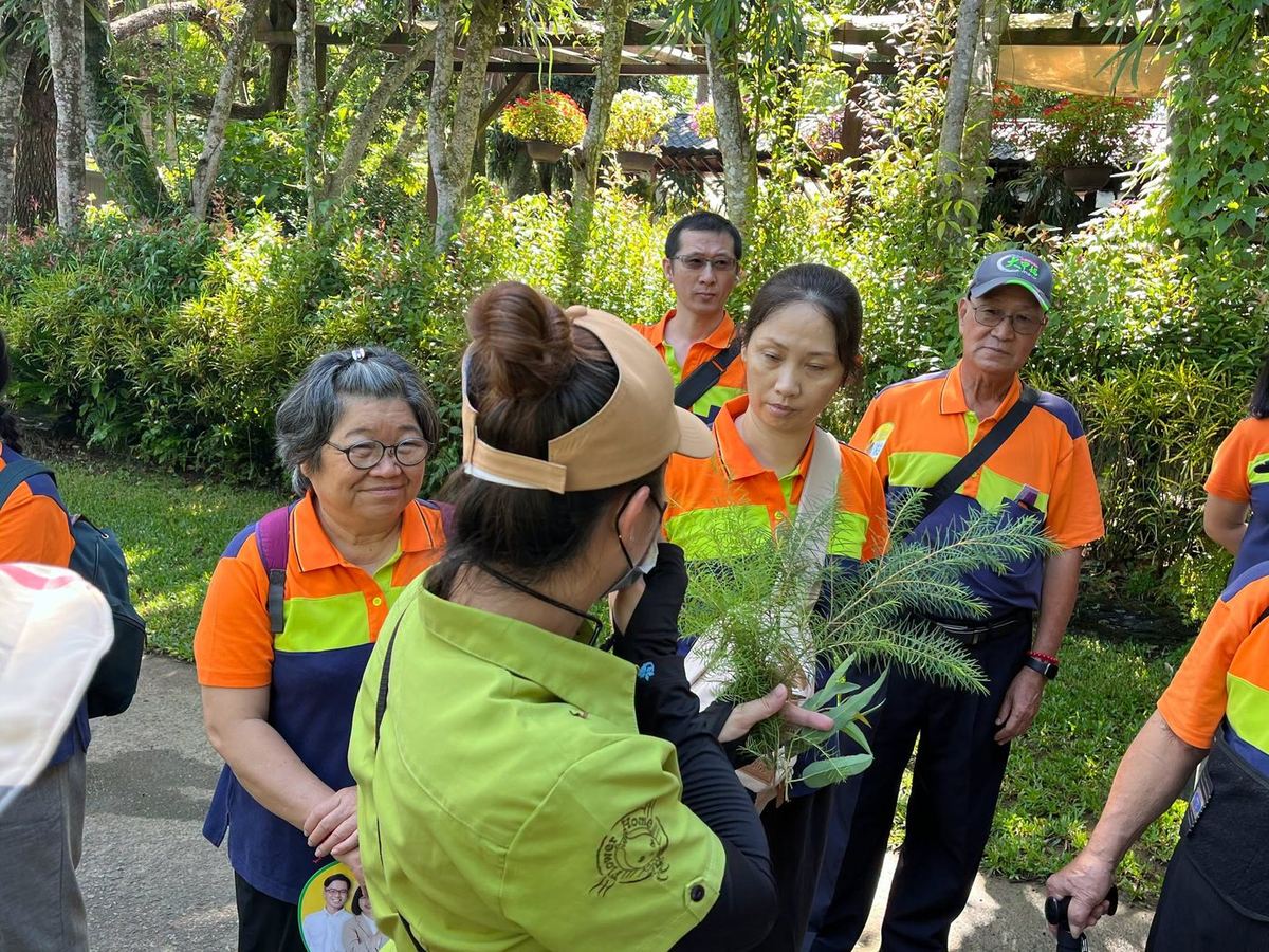Huatan volunteers touring Hualu Leisure Farm's gardens 花壇國中志工走訪花露休閒農場園區