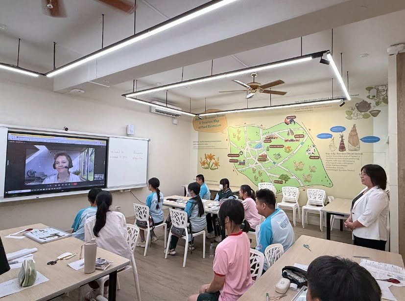 Huatan students in the International Education classroom watching a live video call with a teacher in Thailand 花壇國中學生於國際教育教室進行泰國視訊交流