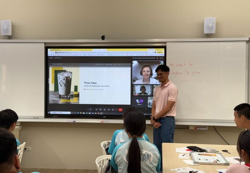 A live video call with Mukdahan High School in Thailand, showing a Thai Tea presentation slide 與泰國Mukdahan High School視訊交流，畫面顯示Thai Tea簡報