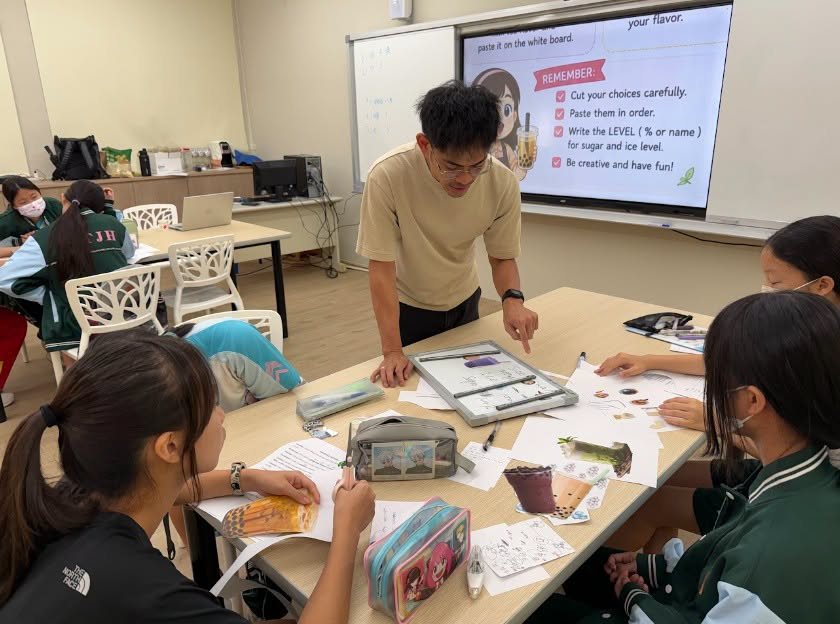 Students and Teacher Laurence learning together during the camp 花壇國中學生與外師 Laurence 一同學習