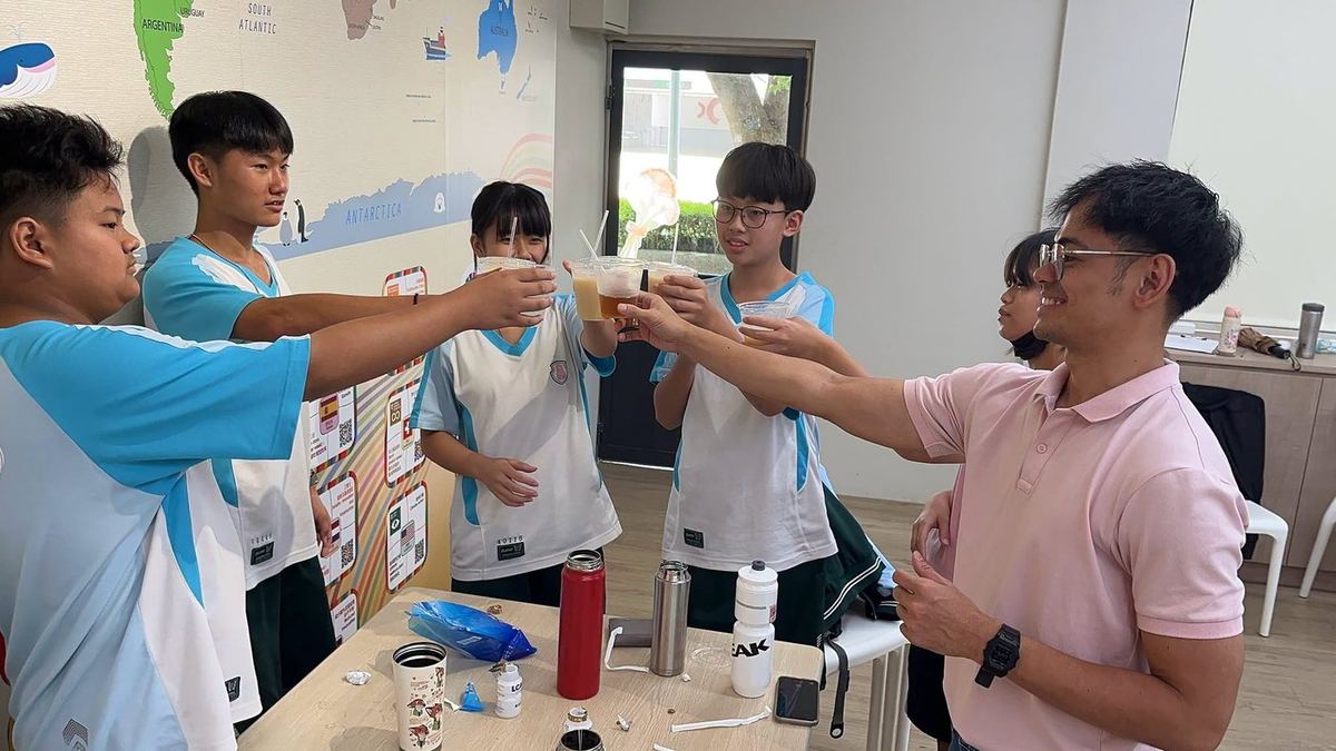 Huatan students toasting with their own jasmine tea creations 學生手持親手調製的茉莉茶飲互相敬酒