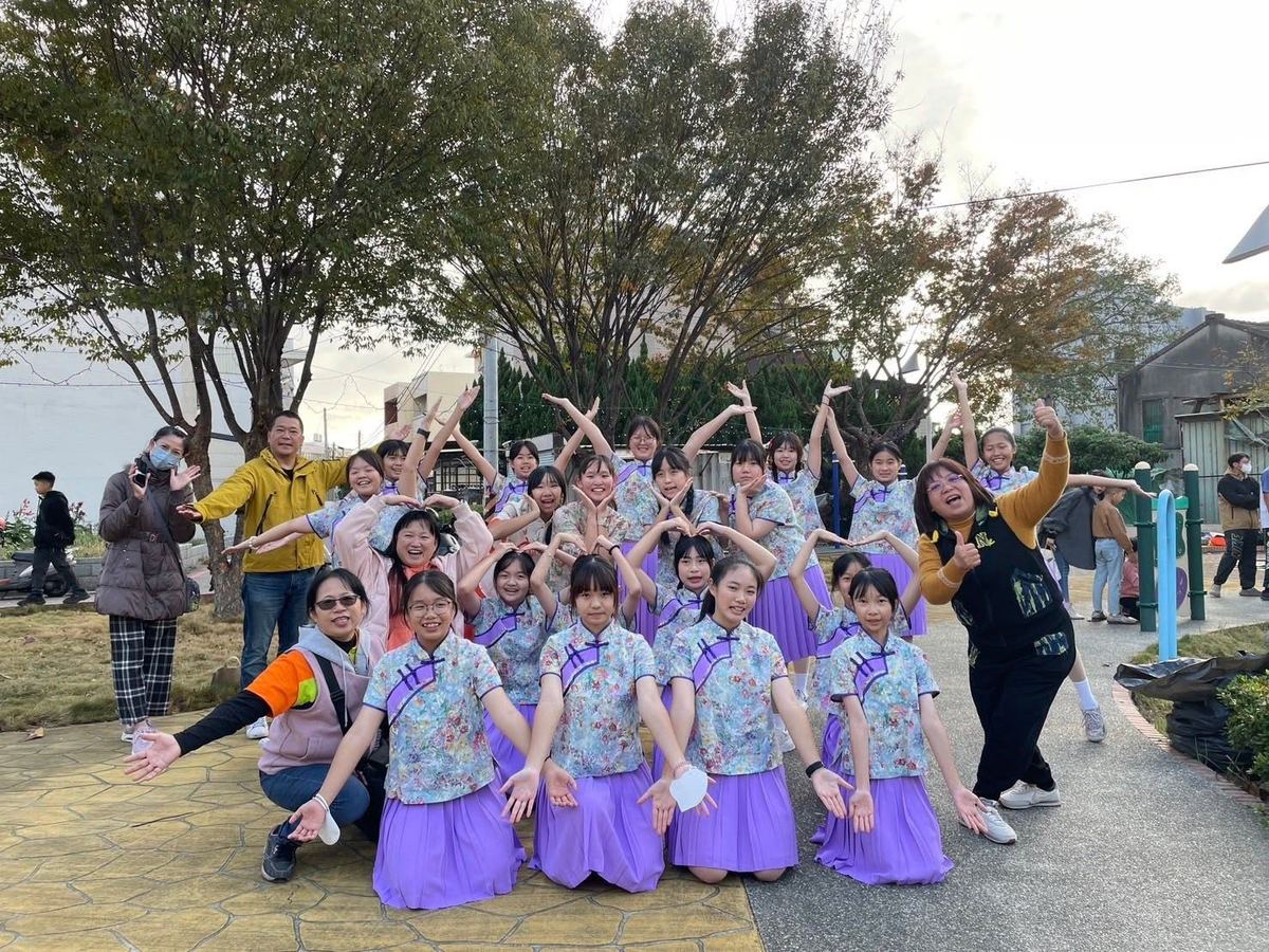 Students in traditional dress at a community cultural performance 花壇國中學生社區文化演出
