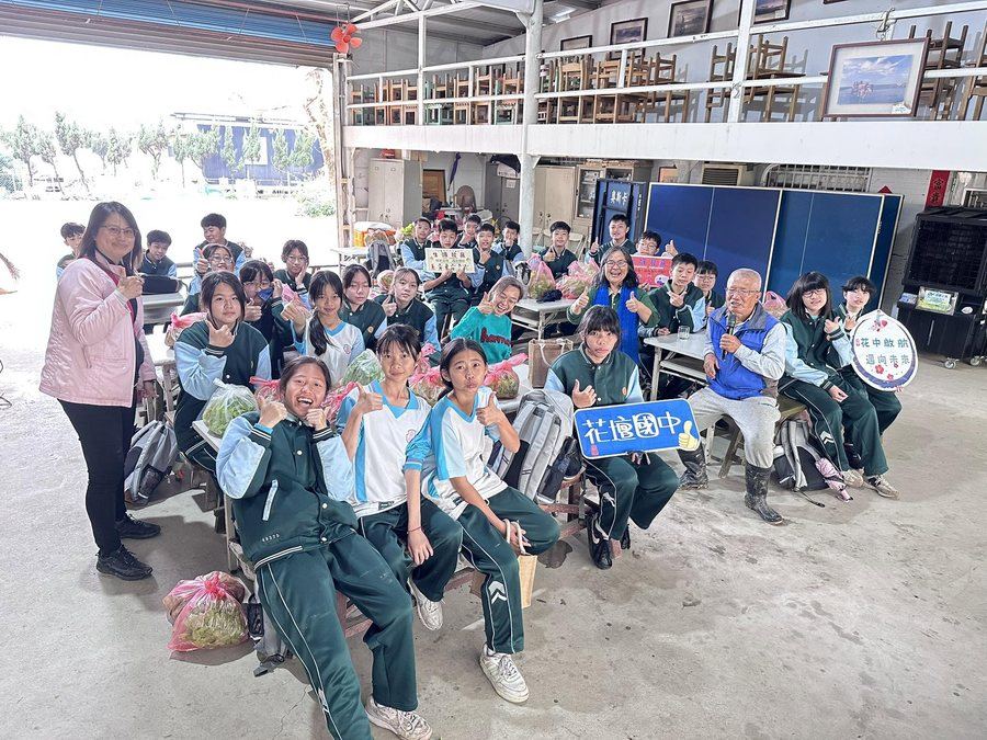 Huatan students on a career-development field visit 花壇國中學生生涯發展校外教學