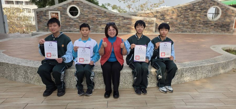 Huatan staff and students celebrating with award certificates 花壇國中師生手持獎狀合影