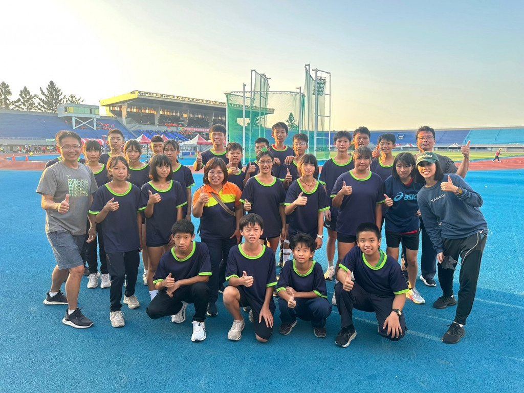 Huatan track team group photo at the Changhua County Games stadium 花壇國中田徑隊於彰化縣運動場合影