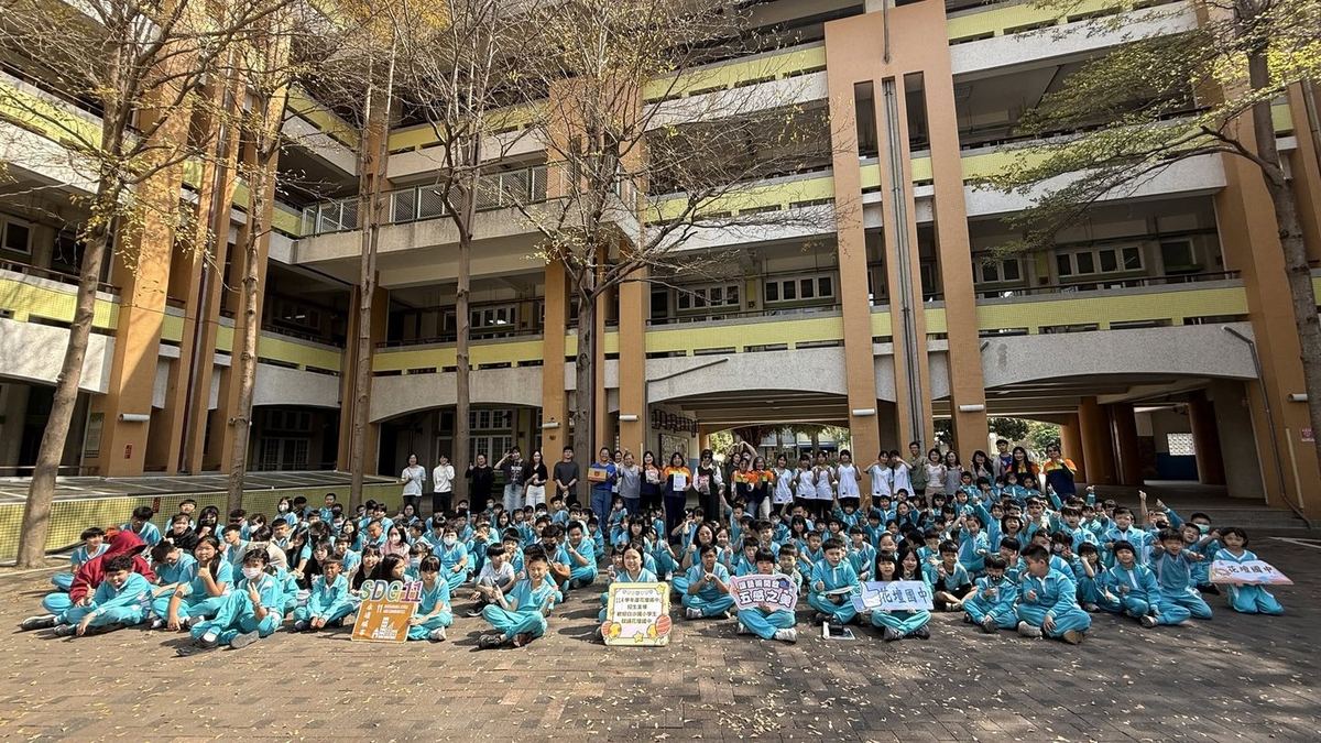 Huatan students and staff gathered on campus in front of the school building 花壇國中師生於校園建築前合影