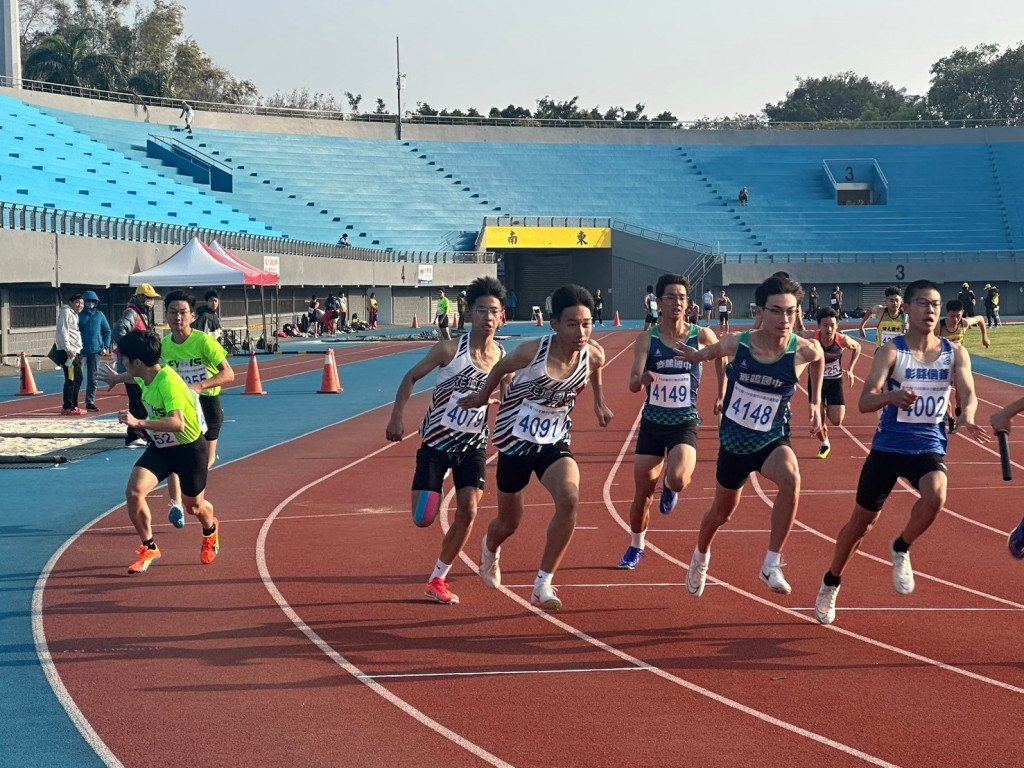 Huatan relay runners competing at the Changhua County track and field championships 花壇國中接力選手於彰化縣田徑錦標賽競賽英姿