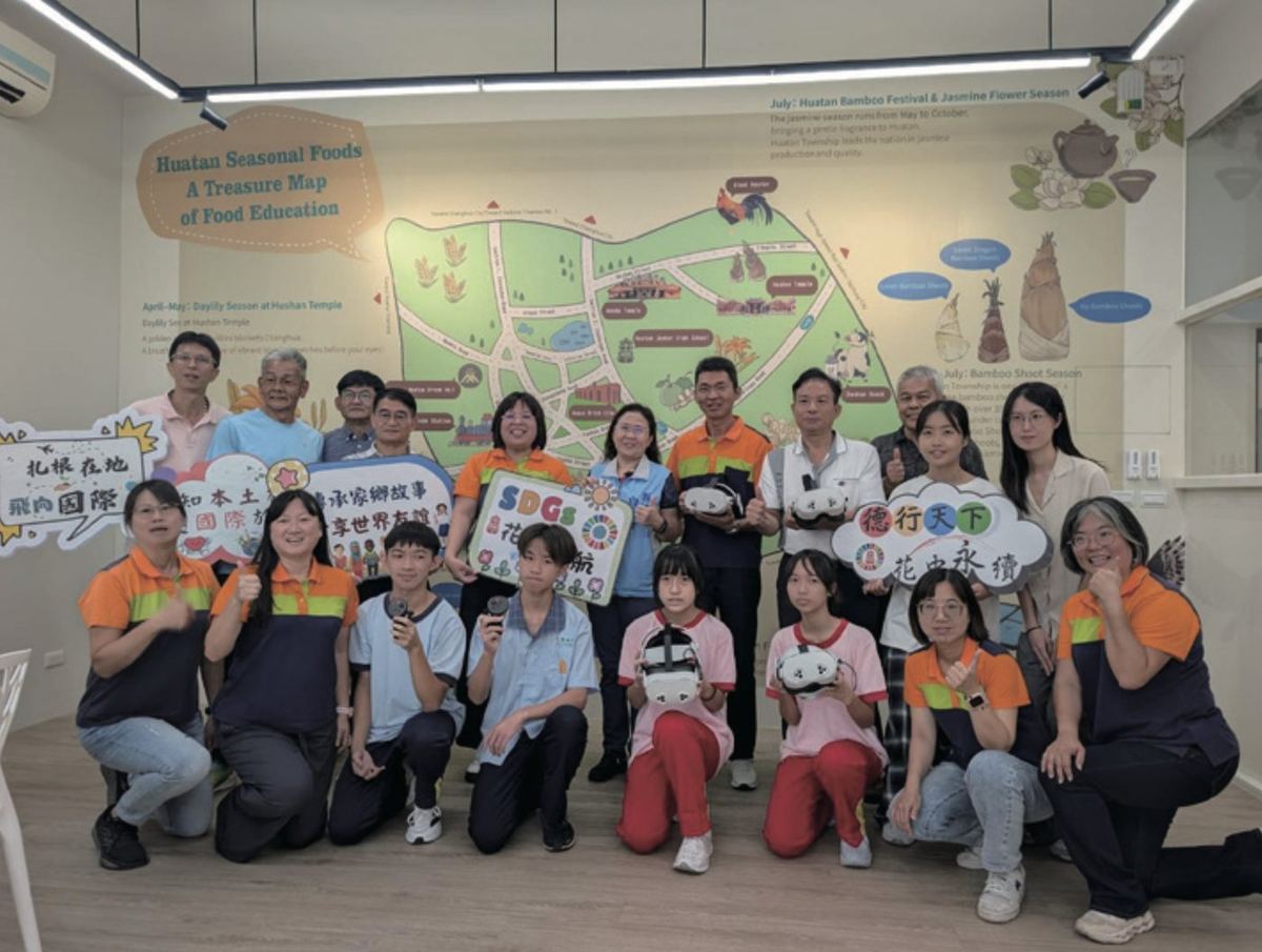 Students and guests at the launch of Huatan's XR International Education Digital Learning Classroom 花壇國中國際教育數位學習教室XR啟用記者會