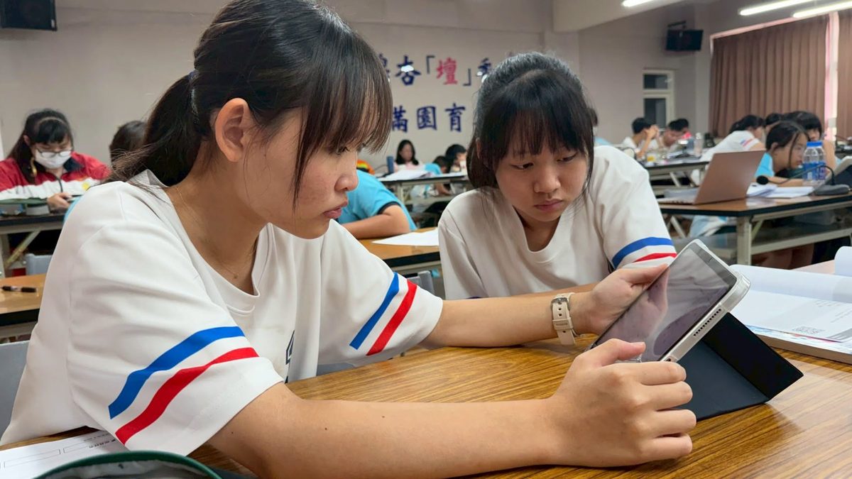 Huatan students working with tablets in the AIoT classroom 花壇國中學生使用平板進行AIoT課程