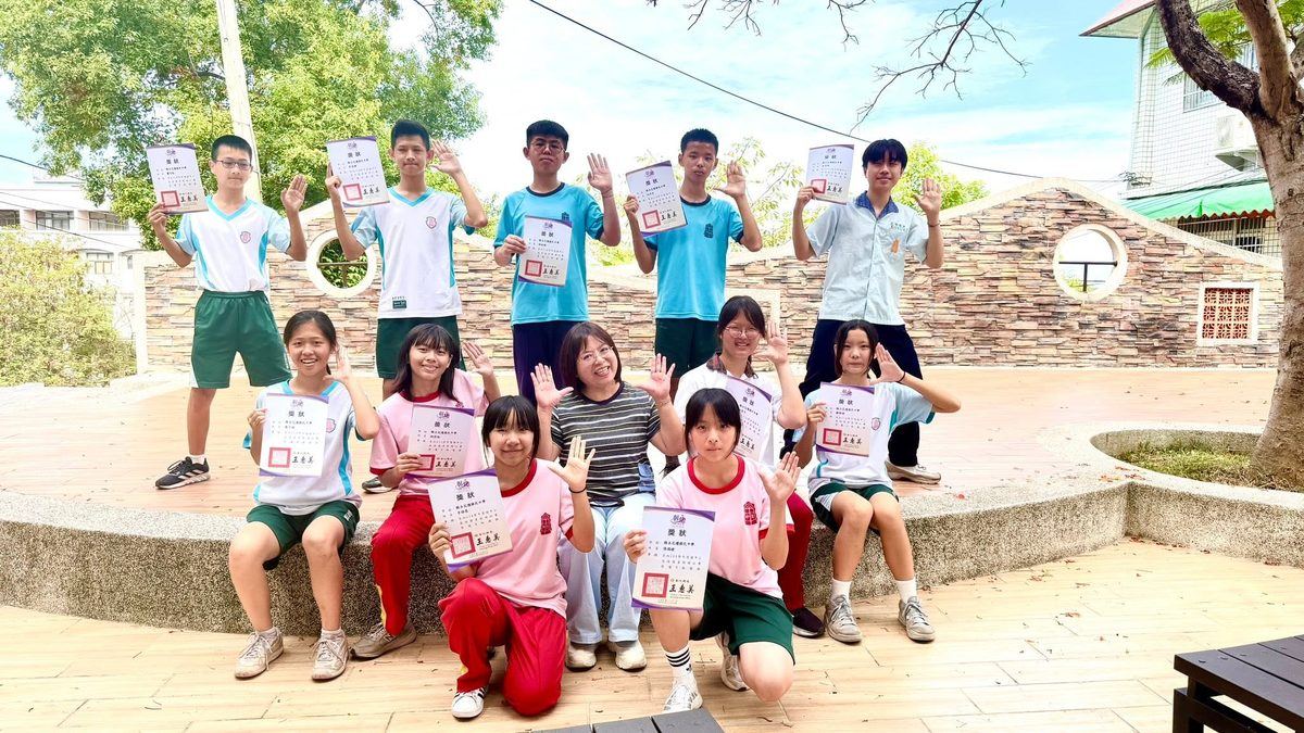 Huatan students holding language competition award certificates 花壇國中學生手持語文競賽獎狀