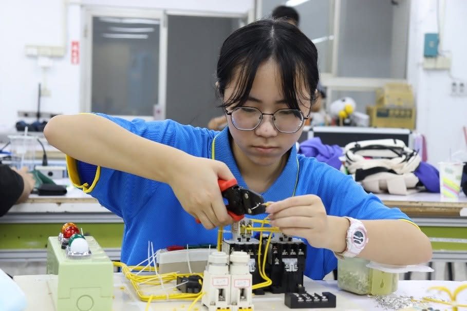 A Huatan student wiring an electrical assembly project 花壇國中學生電機裝配實作