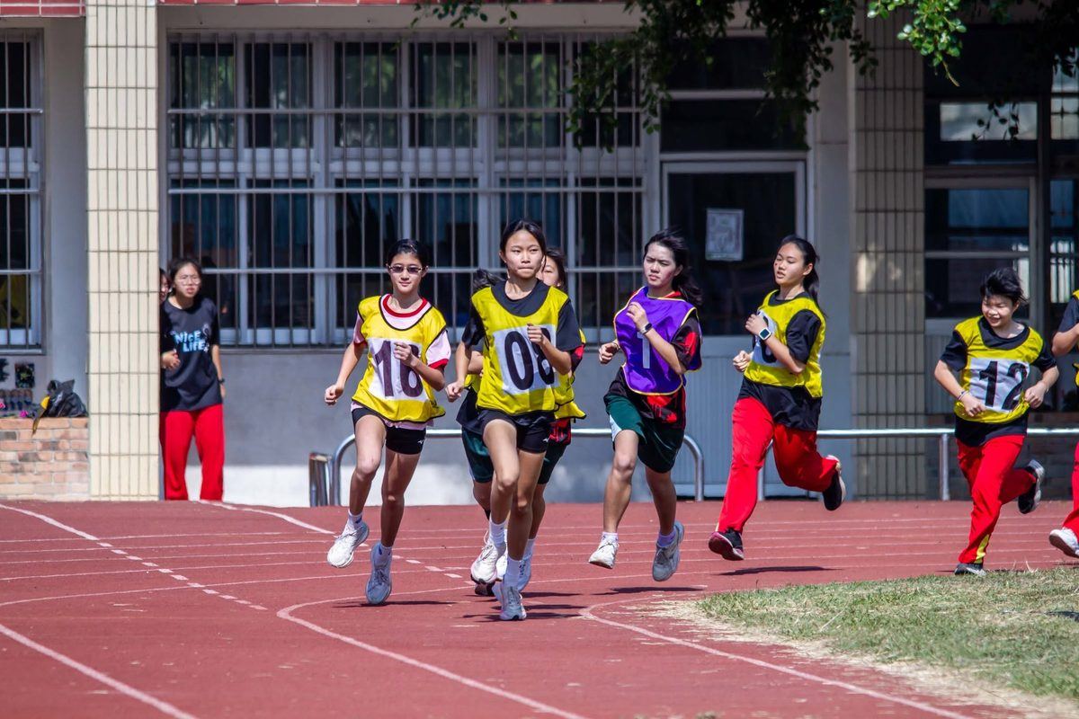 Huatan students racing on the school's running track 花壇國中學生田徑賽跑