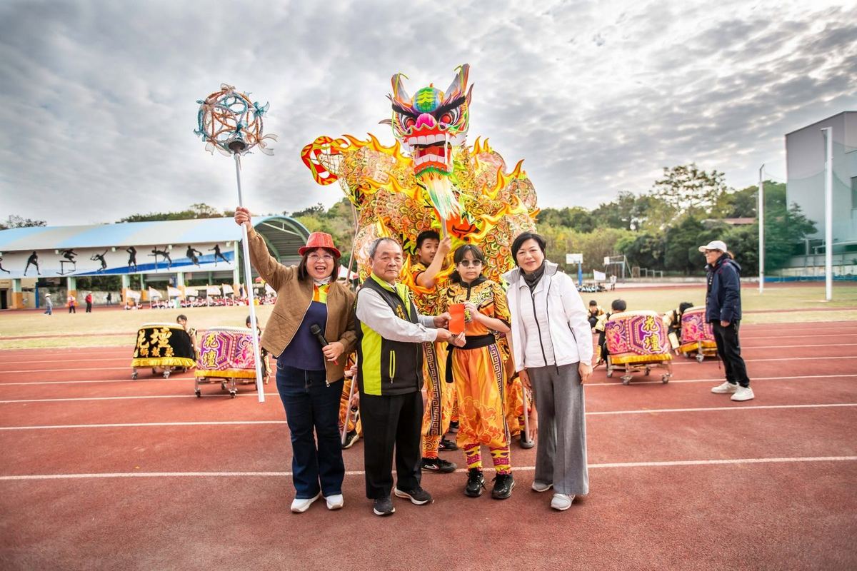 Dragon dance performance on the track at Huatan's sports day 花壇國中運動會舞龍表演
