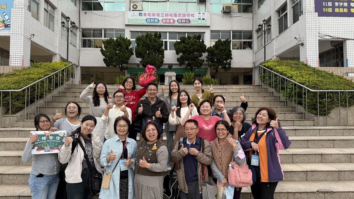 Huatan staff celebrating the Three Good Campus recognition on the school steps 花壇國中教職員於校舍前慶祝榮獲三好校園實踐學校