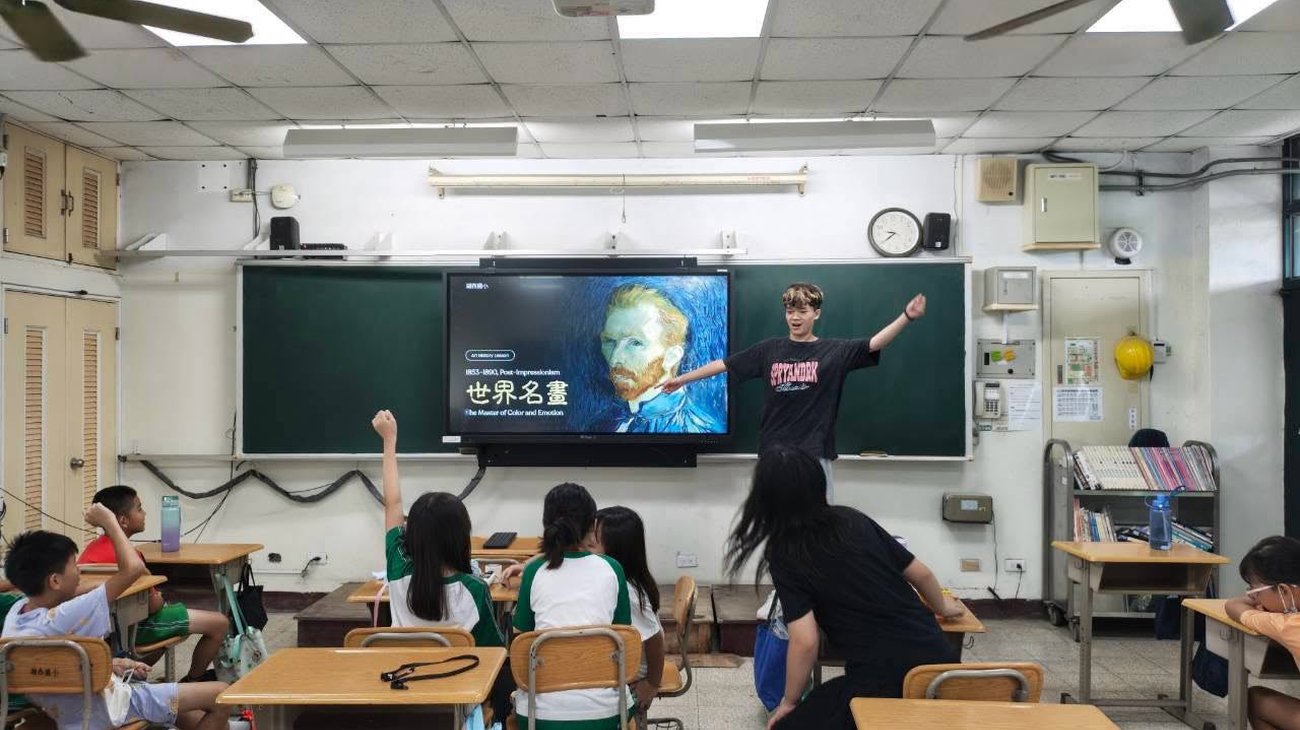 大專營隊帶入“世界名畫”課程，螢幕上是梵谷的自畫像