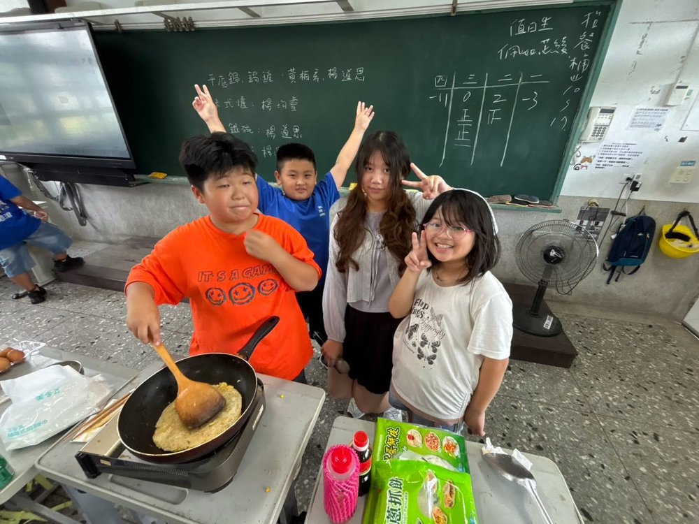 食農教學：孩子們在教室裡煎蔥抓餅