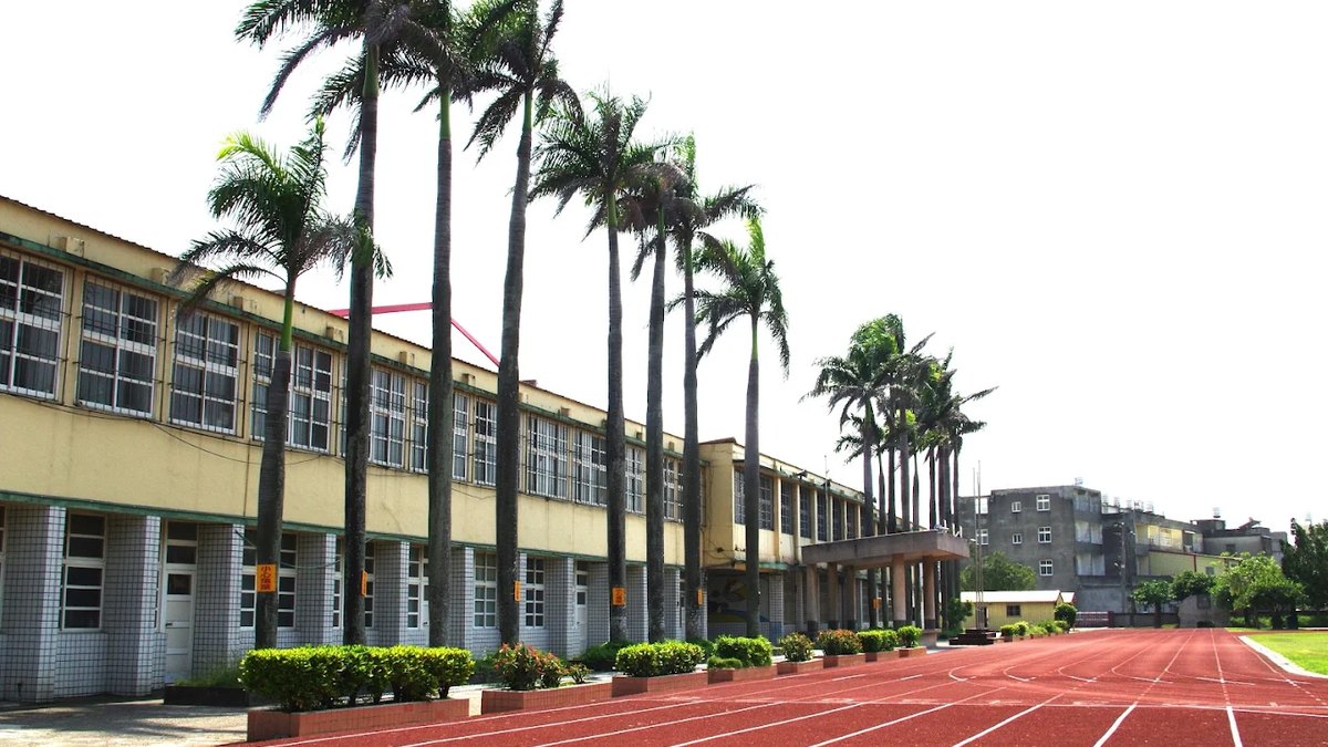湖西國小 PU 跑道與椰林