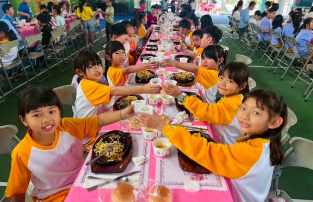 Western table-manners class