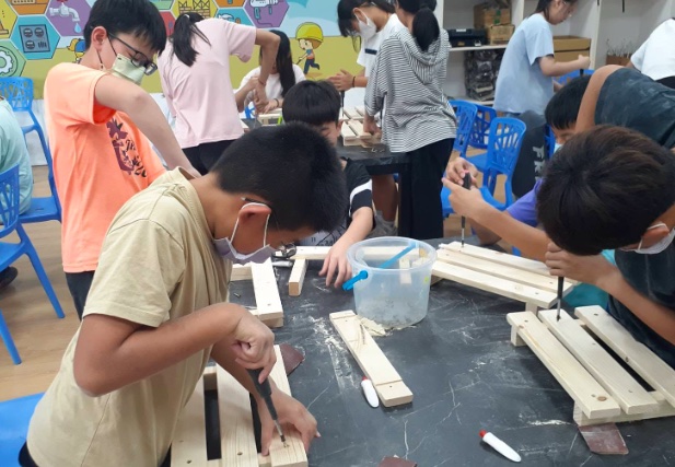 6A students at woodworking workshop