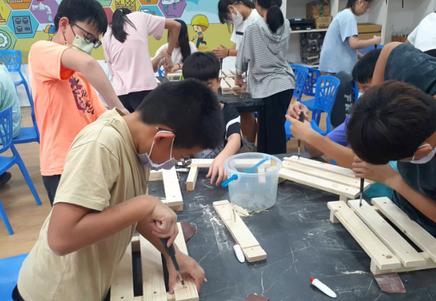 6A students at woodworking workshop