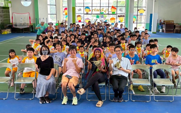Dom Jones visiting Jhonghe Elementary