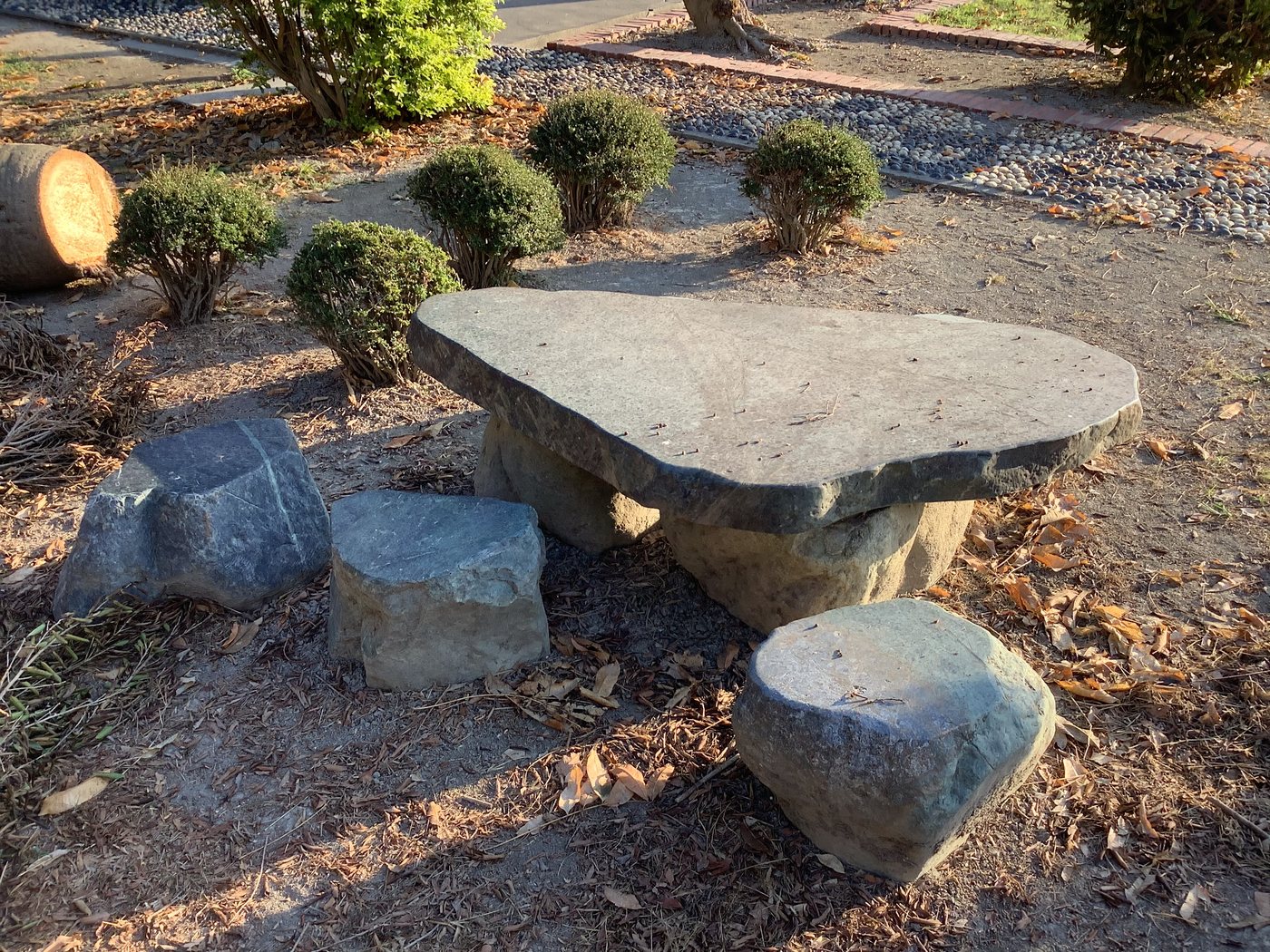 Stone Tables 石桌椅