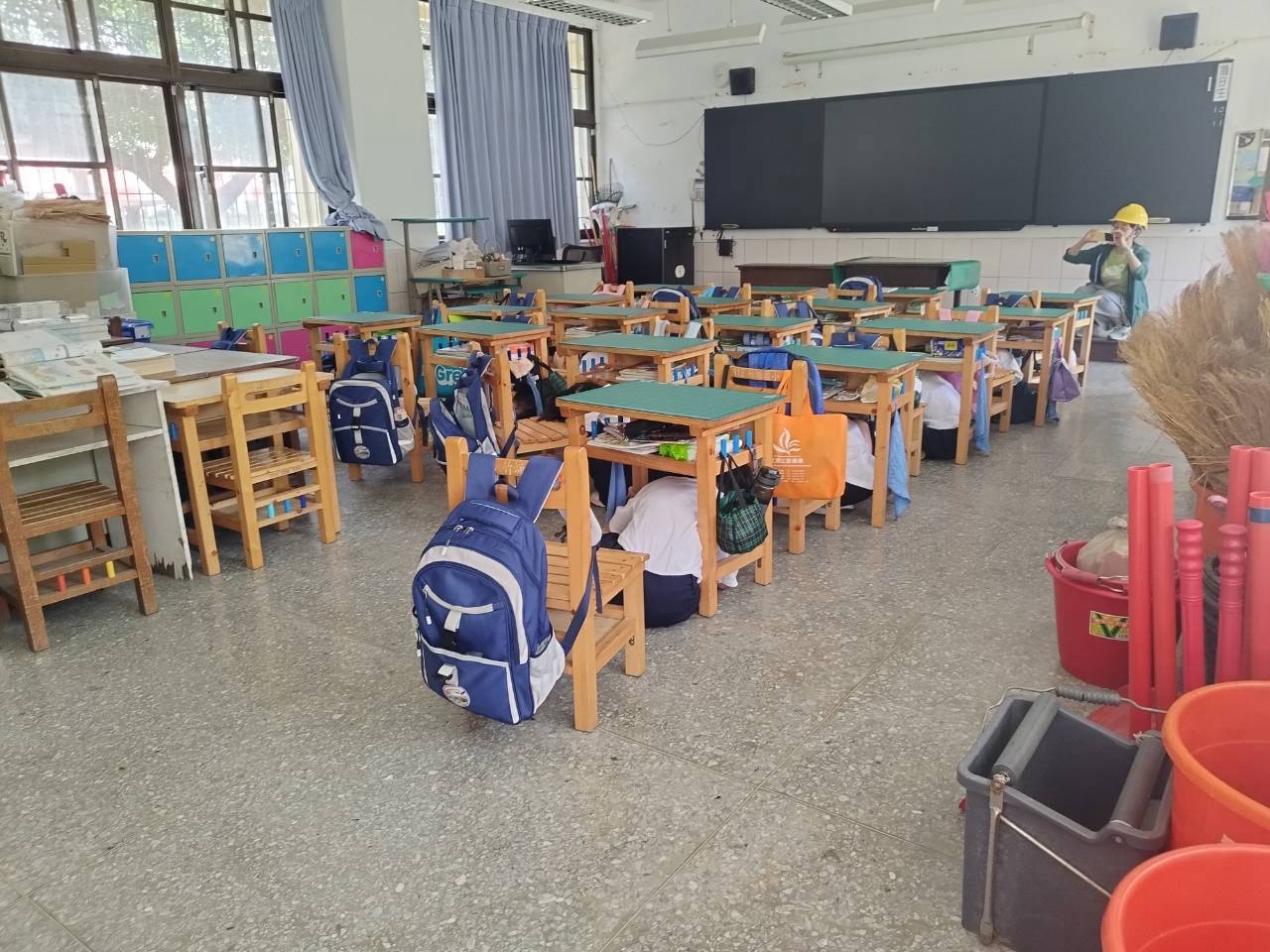 Students take cover under their desks 學生躲在桌子底下
