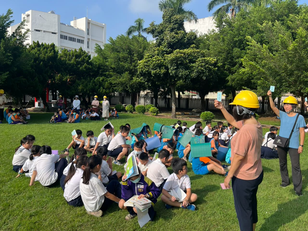 Classes gather on the lawn while teachers report 各班在草地集合、老師回報人數