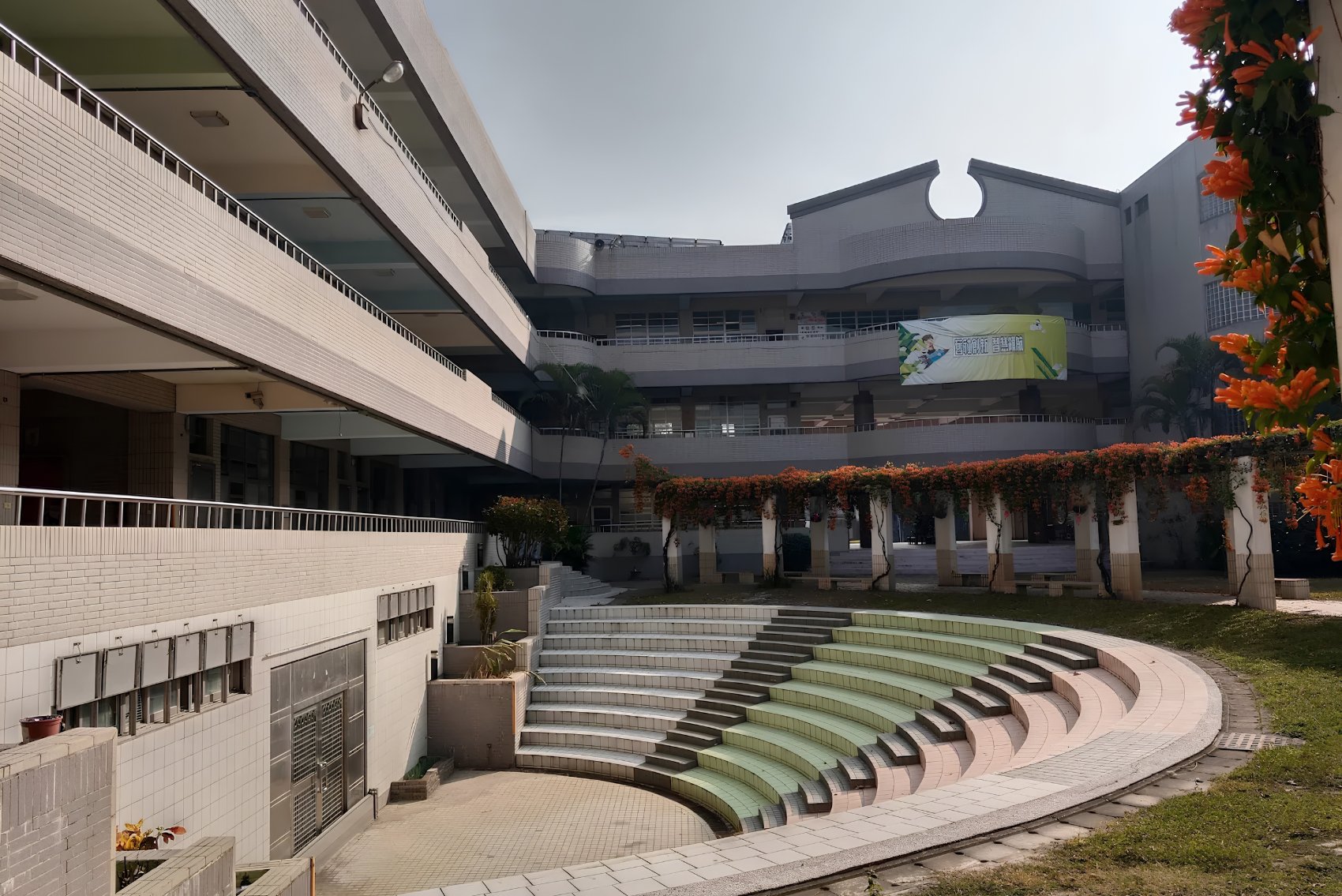 舊社國小半圓形階梯廣場