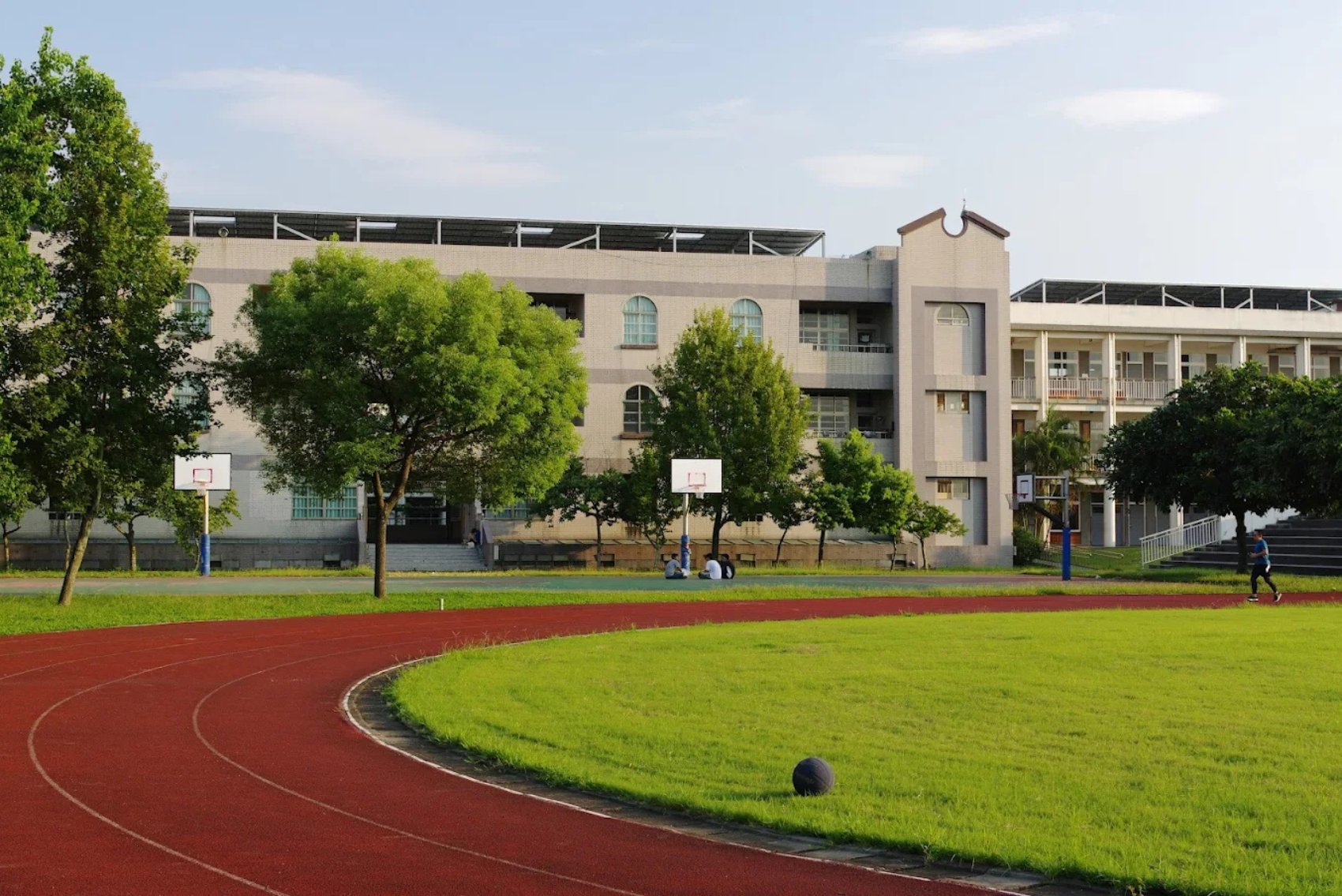舊社國小操場與籃球場
