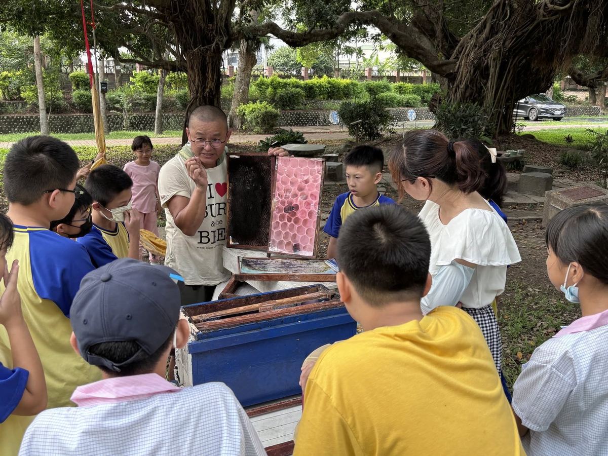 快官國小蜂農達人張永坤先生蒞校分享