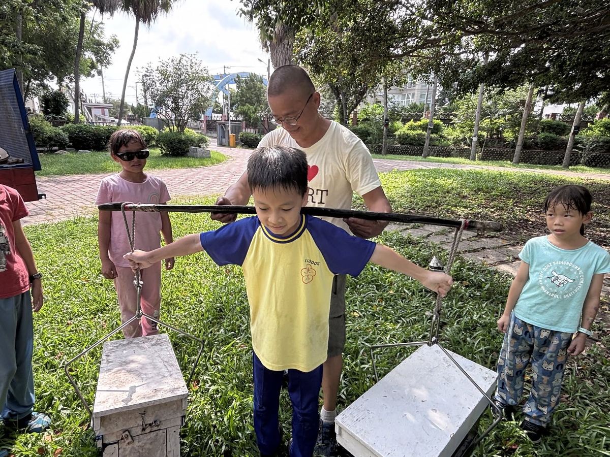 快官國小學生用扁擔挑起蜂箱體驗蜂農工作