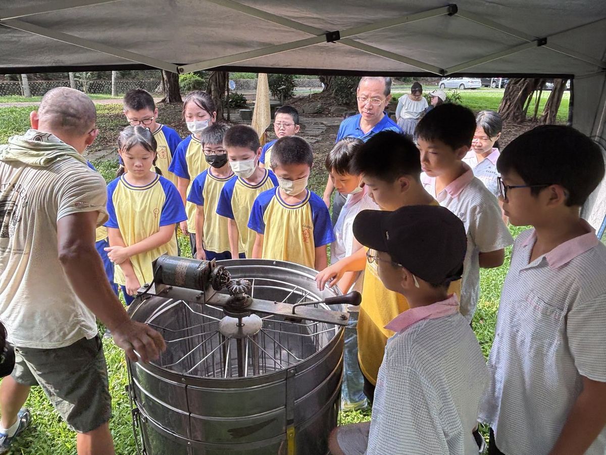 快官國小學生圍觀離心式蜂蜜分離機