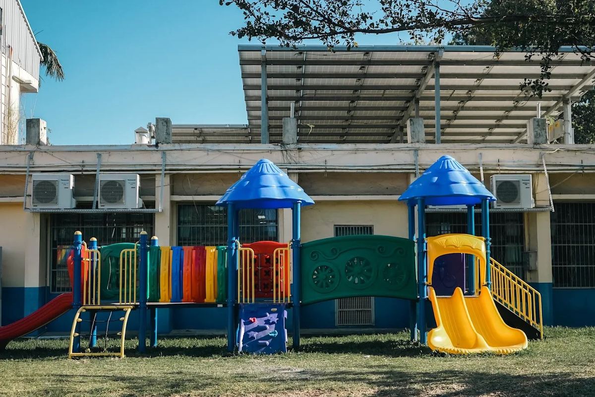 快官國小彩色遊戲場設施 · Kuaiguan's colourful playground equipment
